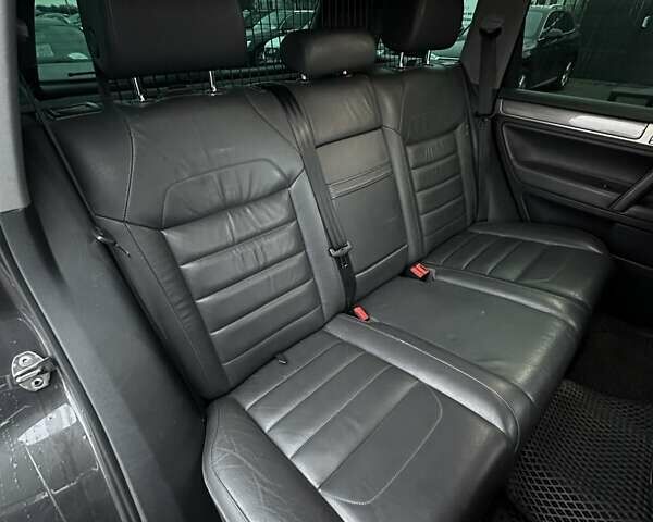 Сірий Фольксваген Туарег, об'ємом двигуна 2.97 л та пробігом 285 тис. км за 13400 $, фото 18 на Automoto.ua