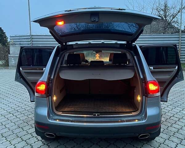 Серый Фольксваген Туарег, объемом двигателя 2.97 л и пробегом 351 тыс. км за 9000 $, фото 1 на Automoto.ua