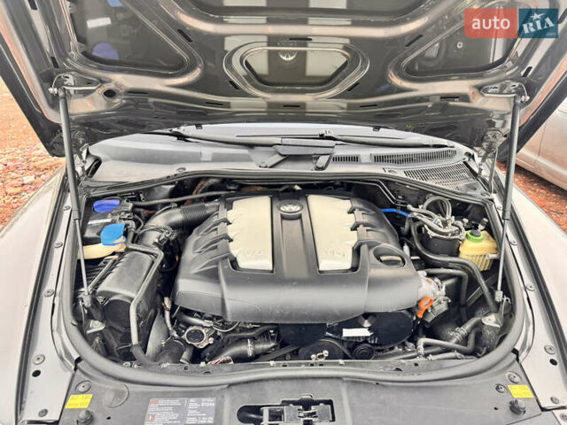 Серый Фольксваген Туарег, объемом двигателя 2.97 л и пробегом 264 тыс. км за 10500 $, фото 16 на Automoto.ua