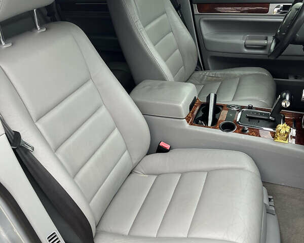 Серый Фольксваген Туарег, объемом двигателя 2.5 л и пробегом 273 тыс. км за 9500 $, фото 31 на Automoto.ua