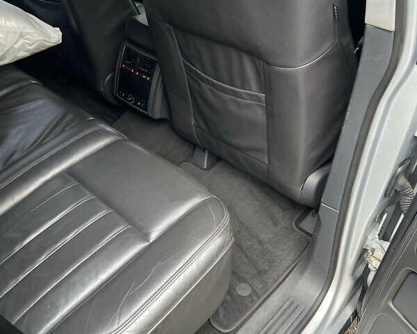 Серый Фольксваген Туарег, объемом двигателя 3 л и пробегом 236 тыс. км за 10500 $, фото 3 на Automoto.ua