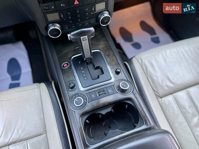 Сірий Фольксваген Туарег, об'ємом двигуна 3.6 л та пробігом 197 тис. км за 10700 $, фото 47 на Automoto.ua