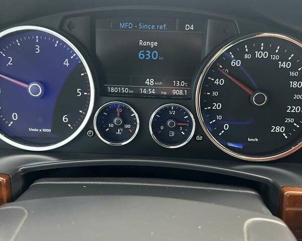 Серый Фольксваген Туарег, объемом двигателя 3 л и пробегом 180 тыс. км за 17000 $, фото 3 на Automoto.ua