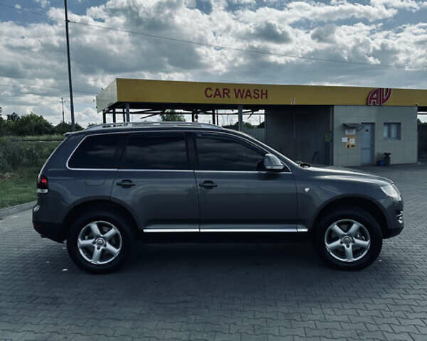 Сірий Фольксваген Туарег, об'ємом двигуна 3 л та пробігом 281 тис. км за 11999 $, фото 7 на Automoto.ua