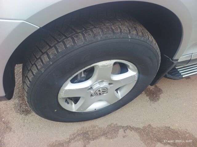 Серый Фольксваген Туарег, объемом двигателя 3 л и пробегом 360 тыс. км за 11500 $, фото 5 на Automoto.ua