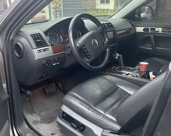 Серый Фольксваген Туарег, объемом двигателя 3.6 л и пробегом 290 тыс. км за 9700 $, фото 5 на Automoto.ua