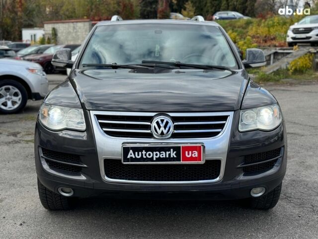 Серый Фольксваген Туарег, объемом двигателя 3 л и пробегом 400 тыс. км за 11890 $, фото 1 на Automoto.ua