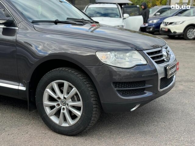 Серый Фольксваген Туарег, объемом двигателя 3 л и пробегом 400 тыс. км за 11890 $, фото 3 на Automoto.ua