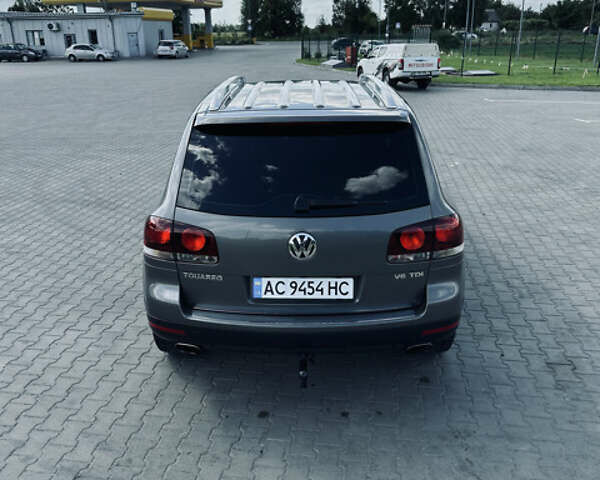 Сірий Фольксваген Туарег, об'ємом двигуна 3 л та пробігом 281 тис. км за 11999 $, фото 5 на Automoto.ua