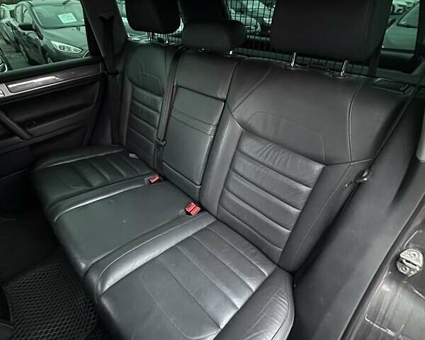 Сірий Фольксваген Туарег, об'ємом двигуна 2.97 л та пробігом 285 тис. км за 13400 $, фото 17 на Automoto.ua