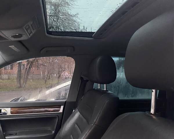 Серый Фольксваген Туарег, объемом двигателя 3.6 л и пробегом 290 тыс. км за 9700 $, фото 4 на Automoto.ua