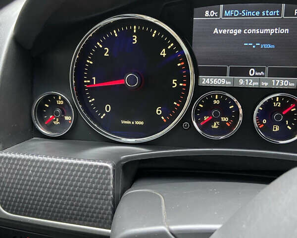 Серый Фольксваген Туарег, объемом двигателя 3 л и пробегом 236 тыс. км за 10500 $, фото 5 на Automoto.ua