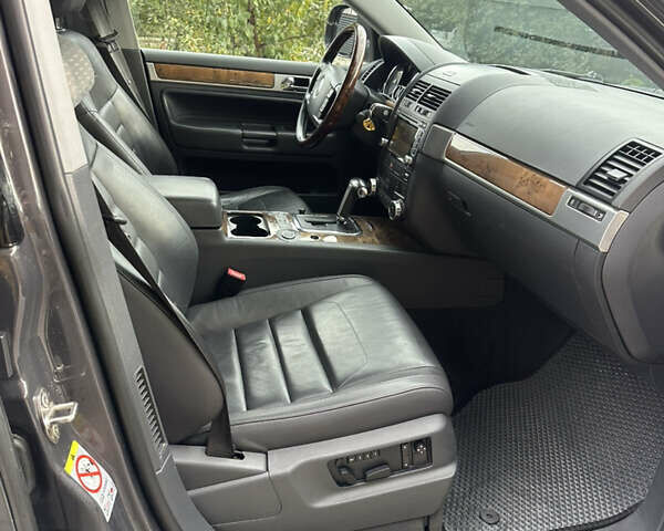 Сірий Фольксваген Туарег, об'ємом двигуна 2.97 л та пробігом 317 тис. км за 14000 $, фото 12 на Automoto.ua