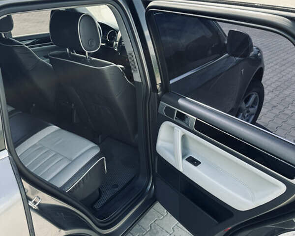 Сірий Фольксваген Туарег, об'ємом двигуна 3 л та пробігом 281 тис. км за 11999 $, фото 9 на Automoto.ua