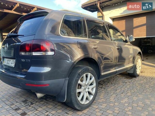 Серый Фольксваген Туарег, объемом двигателя 3 л и пробегом 377 тыс. км за 12500 $, фото 3 на Automoto.ua