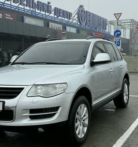 Серый Фольксваген Туарег, объемом двигателя 3 л и пробегом 266 тыс. км за 14000 $, фото 3 на Automoto.ua