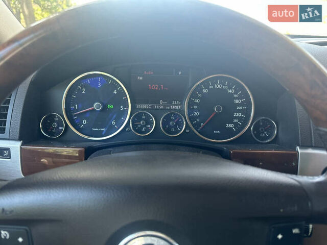 Серый Фольксваген Туарег, объемом двигателя 2.97 л и пробегом 315 тыс. км за 11700 $, фото 4 на Automoto.ua