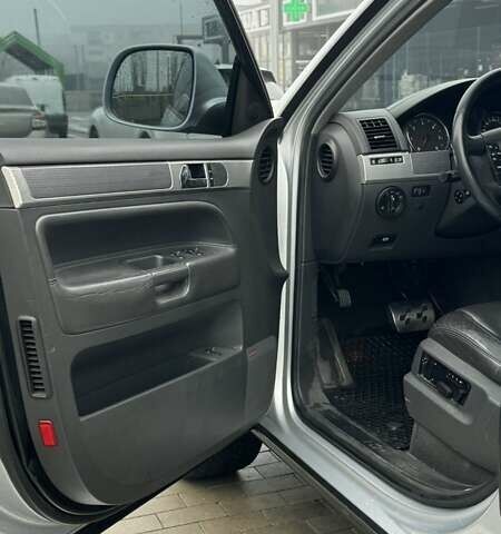 Серый Фольксваген Туарег, объемом двигателя 3 л и пробегом 266 тыс. км за 14000 $, фото 14 на Automoto.ua