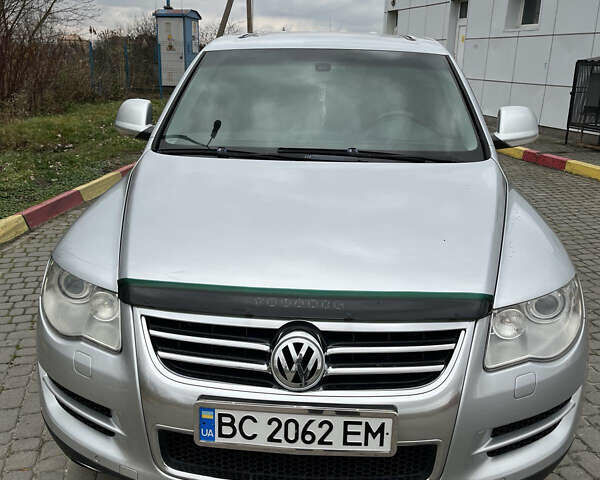 Серый Фольксваген Туарег, объемом двигателя 2.5 л и пробегом 273 тыс. км за 9500 $, фото 2 на Automoto.ua