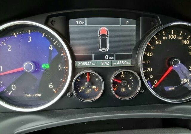 Серый Фольксваген Туарег, объемом двигателя 2.5 л и пробегом 296 тыс. км за 6200 $, фото 10 на Automoto.ua