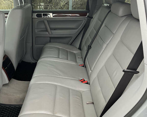 Серый Фольксваген Туарег, объемом двигателя 2.5 л и пробегом 273 тыс. км за 9500 $, фото 32 на Automoto.ua