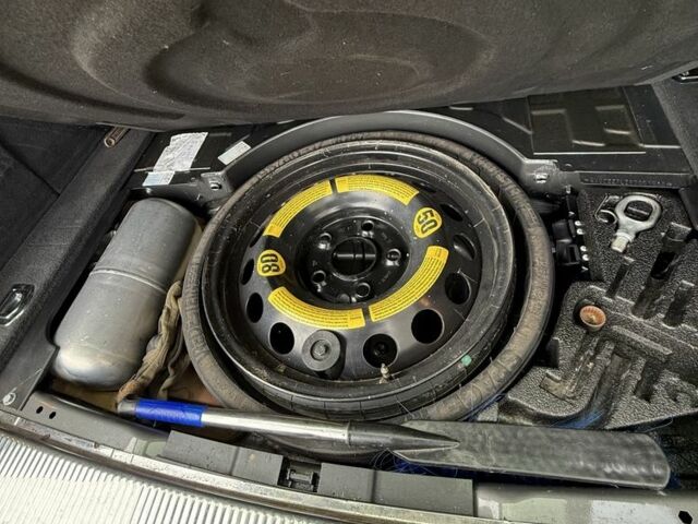 Сірий Фольксваген Туарег, об'ємом двигуна 3 л та пробігом 276 тис. км за 12000 $, фото 6 на Automoto.ua