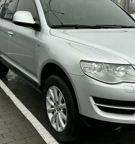 Серый Фольксваген Туарег, объемом двигателя 3 л и пробегом 266 тыс. км за 14000 $, фото 2 на Automoto.ua