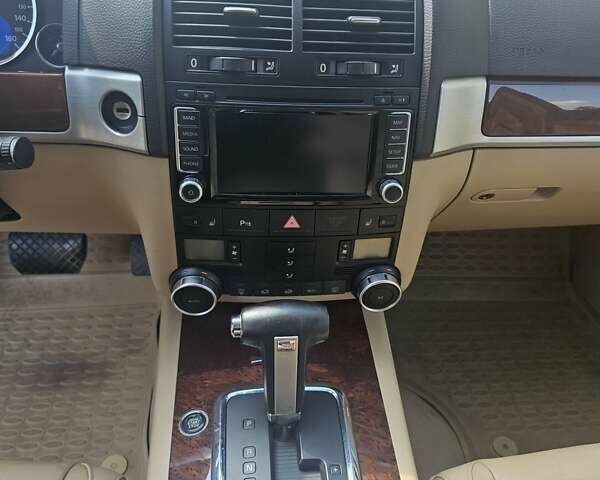 Серый Фольксваген Туарег, объемом двигателя 3 л и пробегом 187 тыс. км за 15500 $, фото 9 на Automoto.ua