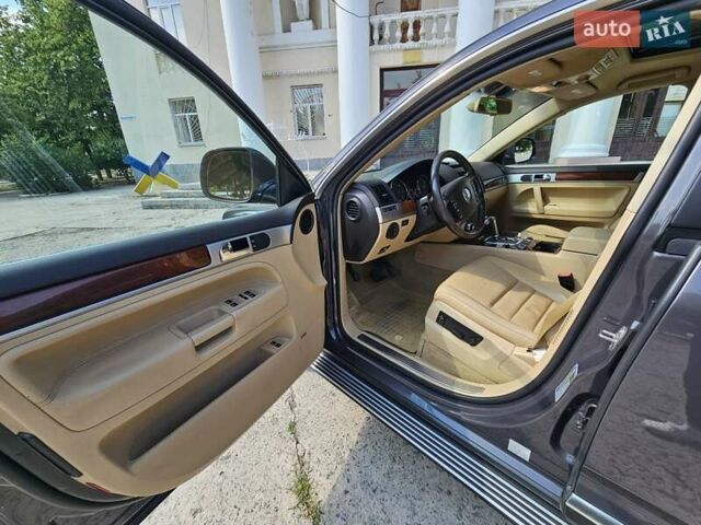 Серый Фольксваген Туарег, объемом двигателя 3 л и пробегом 187 тыс. км за 15500 $, фото 5 на Automoto.ua