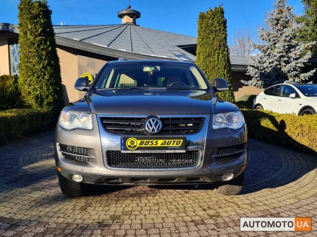 Серый Фольксваген Туарег, объемом двигателя 3 л и пробегом 299 тыс. км за 14000 $, фото 1 на Automoto.ua