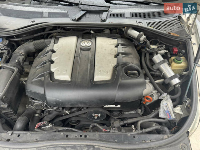 Серый Фольксваген Туарег, объемом двигателя 3 л и пробегом 369 тыс. км за 12500 $, фото 9 на Automoto.ua