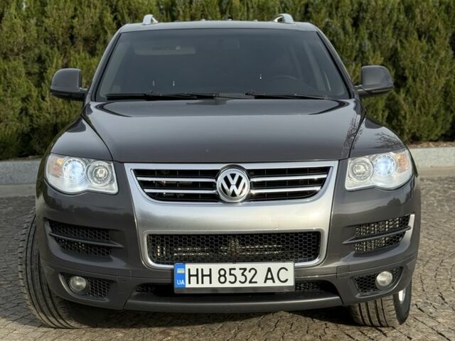 Серый Фольксваген Туарег, объемом двигателя 3 л и пробегом 157 тыс. км за 11500 $, фото 1 на Automoto.ua