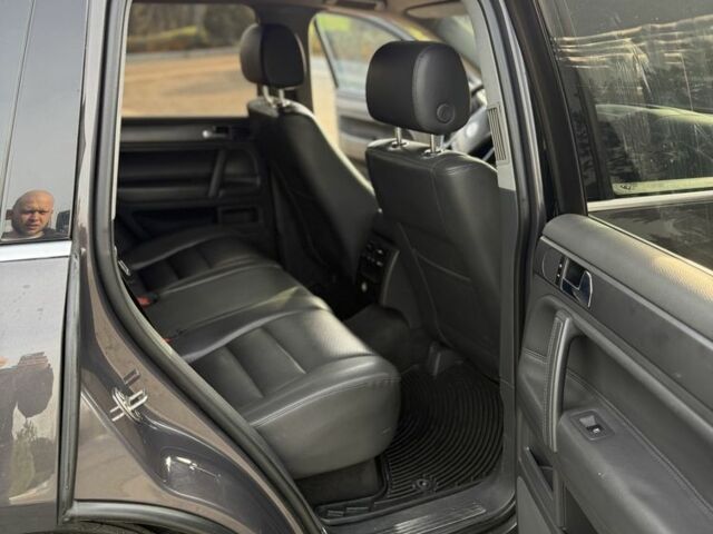 Серый Фольксваген Туарег, объемом двигателя 3 л и пробегом 157 тыс. км за 11500 $, фото 15 на Automoto.ua