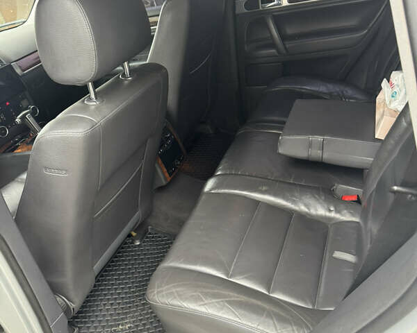 Серый Фольксваген Туарег, объемом двигателя 3 л и пробегом 369 тыс. км за 12500 $, фото 12 на Automoto.ua