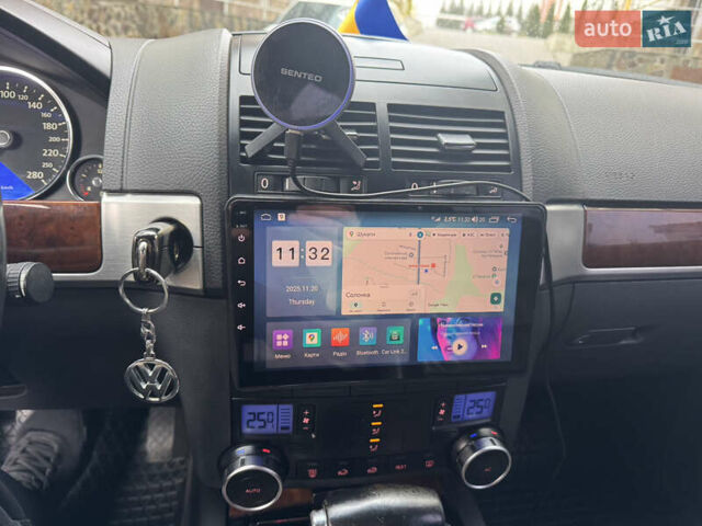 Серый Фольксваген Туарег, объемом двигателя 3 л и пробегом 369 тыс. км за 12500 $, фото 1 на Automoto.ua