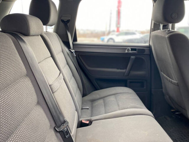 Серый Фольксваген Туарег, объемом двигателя 2.5 л и пробегом 277 тыс. км за 10500 $, фото 25 на Automoto.ua