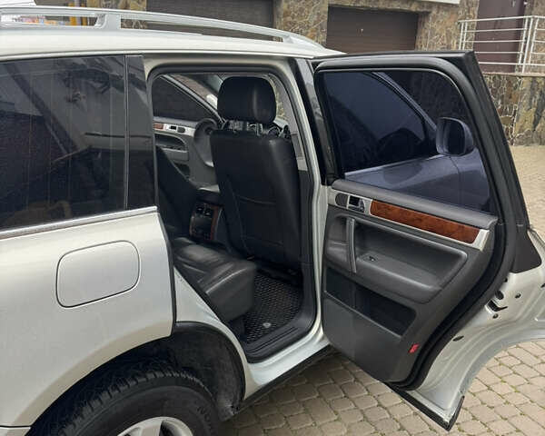 Серый Фольксваген Туарег, объемом двигателя 3 л и пробегом 369 тыс. км за 12500 $, фото 10 на Automoto.ua