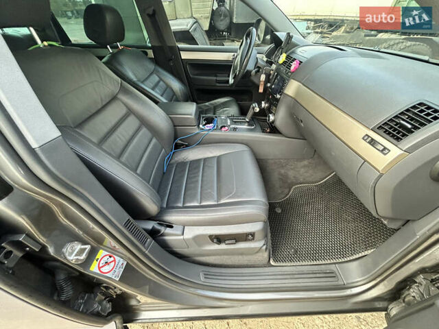 Серый Фольксваген Туарег, объемом двигателя 3 л и пробегом 296 тыс. км за 13550 $, фото 21 на Automoto.ua