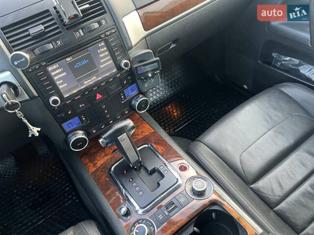 Серый Фольксваген Туарег, объемом двигателя 3 л и пробегом 260 тыс. км за 6599 $, фото 24 на Automoto.ua