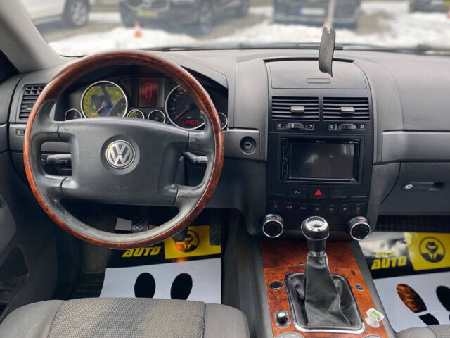 Серый Фольксваген Туарег, объемом двигателя 2.5 л и пробегом 277 тыс. км за 10500 $, фото 13 на Automoto.ua