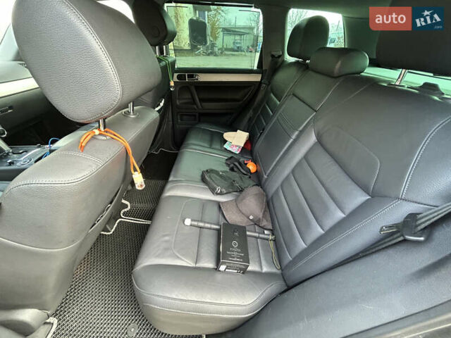 Серый Фольксваген Туарег, объемом двигателя 3 л и пробегом 296 тыс. км за 13550 $, фото 16 на Automoto.ua