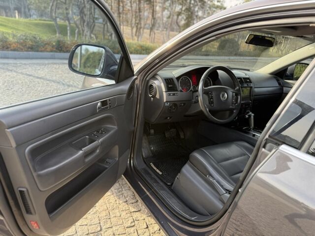 Серый Фольксваген Туарег, объемом двигателя 3 л и пробегом 157 тыс. км за 11500 $, фото 11 на Automoto.ua