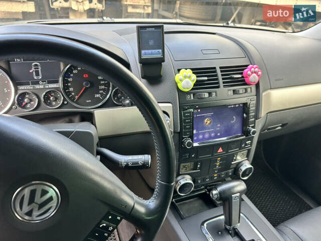 Серый Фольксваген Туарег, объемом двигателя 3 л и пробегом 296 тыс. км за 13550 $, фото 12 на Automoto.ua