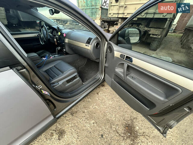 Серый Фольксваген Туарег, объемом двигателя 3 л и пробегом 296 тыс. км за 13550 $, фото 20 на Automoto.ua