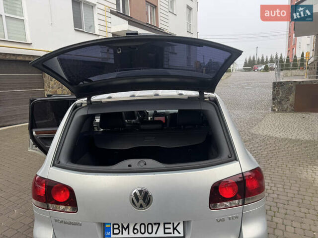 Серый Фольксваген Туарег, объемом двигателя 3 л и пробегом 369 тыс. км за 12500 $, фото 3 на Automoto.ua