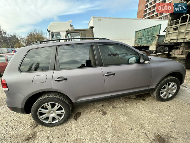 Серый Фольксваген Туарег, объемом двигателя 3 л и пробегом 296 тыс. км за 13550 $, фото 3 на Automoto.ua