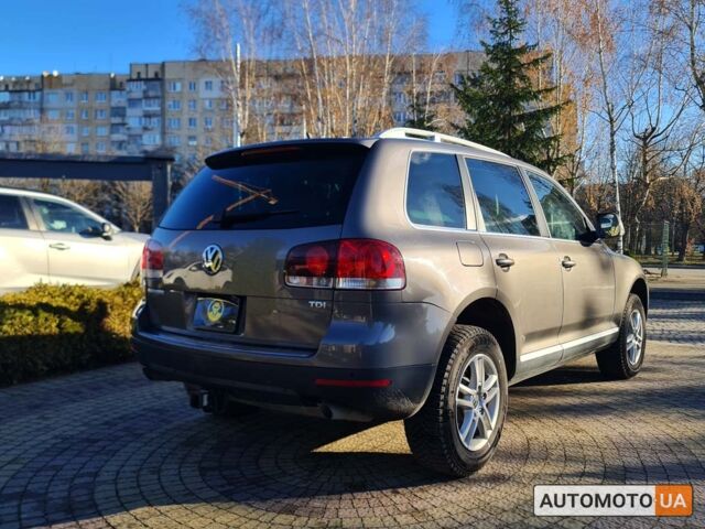 Серый Фольксваген Туарег, объемом двигателя 3 л и пробегом 299 тыс. км за 14000 $, фото 5 на Automoto.ua