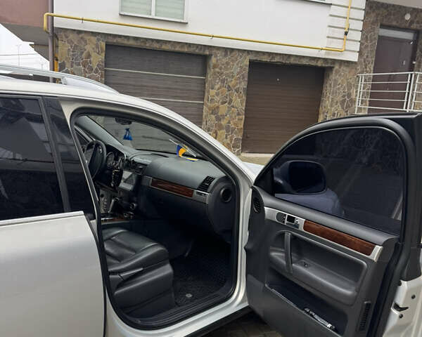 Серый Фольксваген Туарег, объемом двигателя 3 л и пробегом 369 тыс. км за 12500 $, фото 5 на Automoto.ua