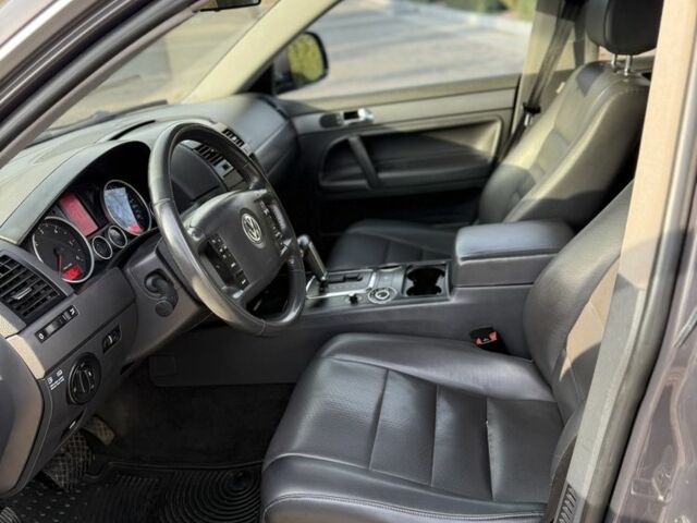 Серый Фольксваген Туарег, объемом двигателя 3 л и пробегом 157 тыс. км за 11500 $, фото 10 на Automoto.ua