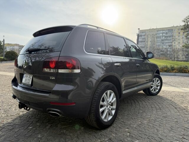 Серый Фольксваген Туарег, объемом двигателя 3 л и пробегом 157 тыс. км за 11500 $, фото 4 на Automoto.ua